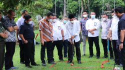 Wali Kota Palembang saat mencoba olahraga rekreasi Gateball, Kamis (12/5)