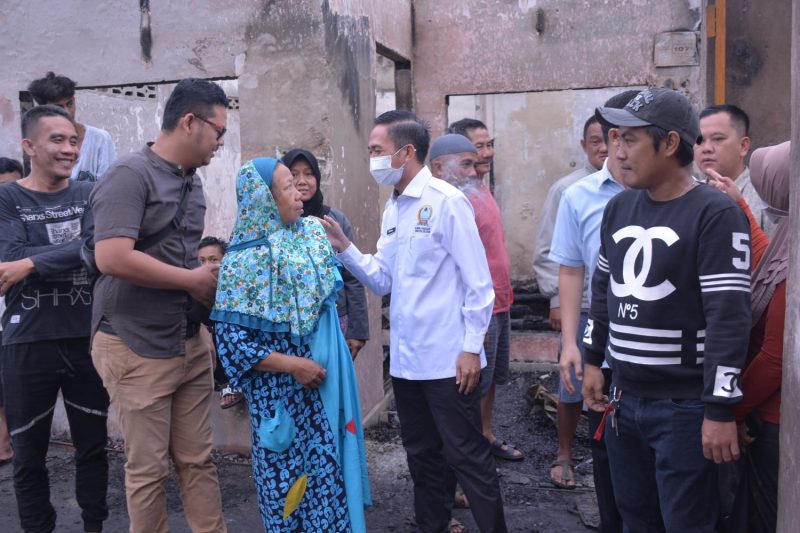 Seka Kota Palembang, Ratu Dewa saat meninjau korban kebakaran, Jumat (13/5) pagi di Lorong Manggar 1 Kelurahan Lawang Kidul Kecamatan Ilir Timur (IT) 2 Palembang