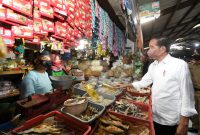 Presiden Jokowi blusukan ke Pasar Cibinong dan Pasar Gunung Batu, Bogor, Selasa (17/05/2022)