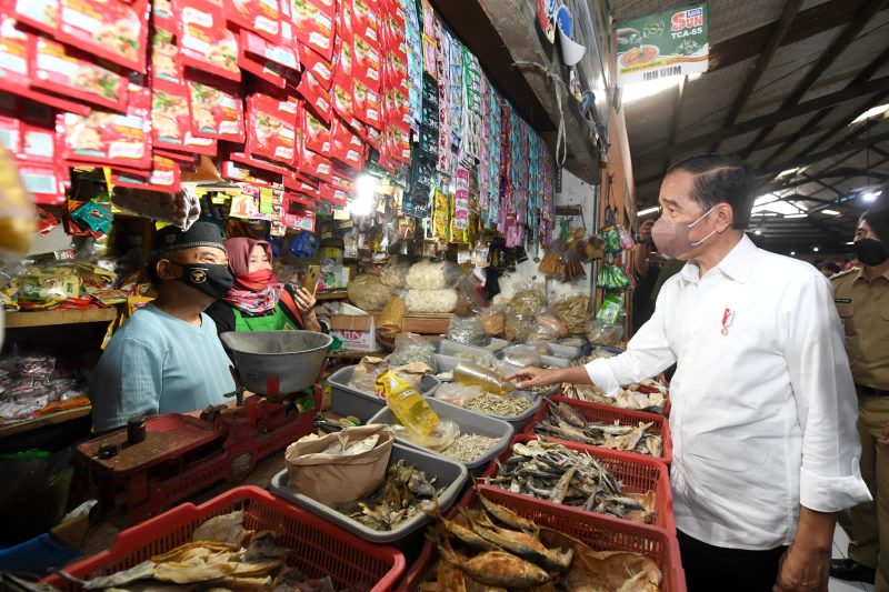 Presiden Jokowi blusukan ke Pasar Cibinong dan Pasar Gunung Batu, Bogor, Selasa (17/05/2022)
