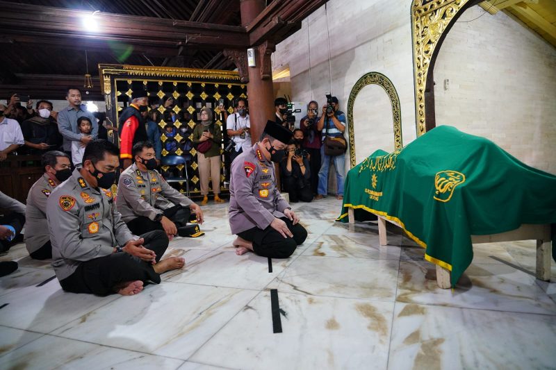 Kapolri Jenderal Listyo Sigit Prabowo saat melayat Buya Syafii di Masjid Gede Kauman, Jumat (27/5/2022)