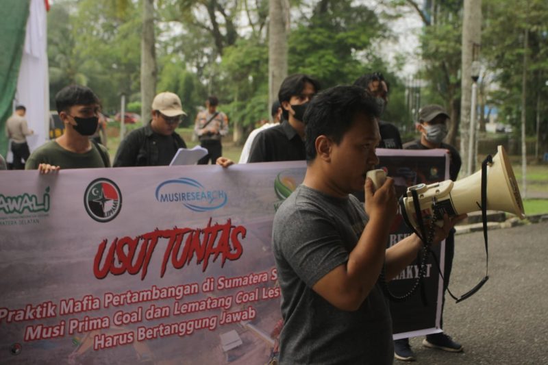 Kawali Sumsel menggelar aksi di halaman DPRD Sumsel, Jumat (27/5) pagi