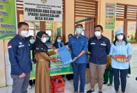 Seleraya Merangin Dua didampingi SKK Migas Sumbagsel memberikan bantuan kepada perwakilan warga Muratara