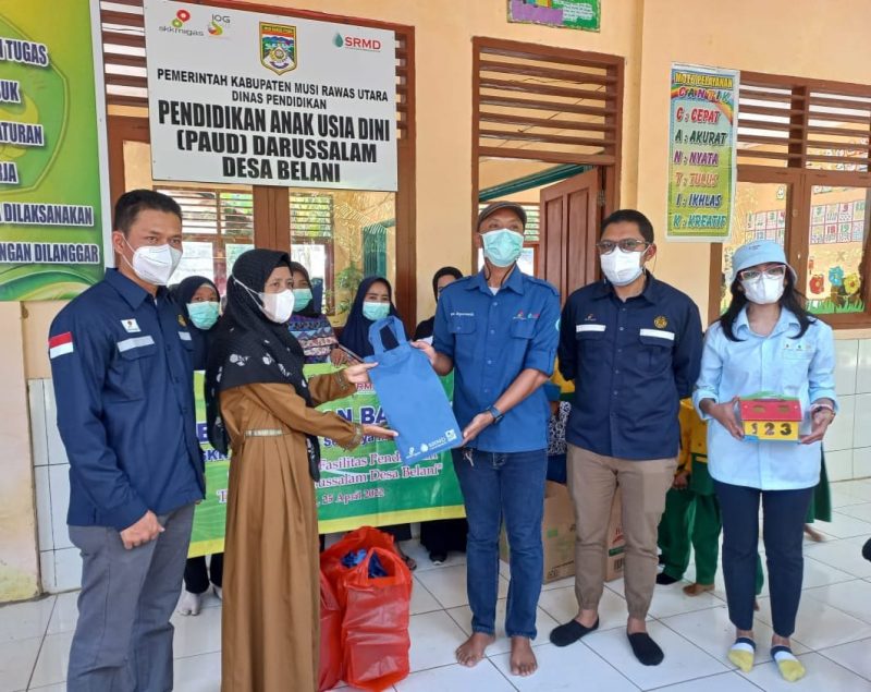 Seleraya Merangin Dua didampingi SKK Migas Sumbagsel memberikan bantuan kepada perwakilan warga Muratara