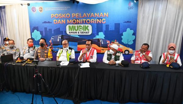 Menhub RI, Budi Karya Sumadi saat konferensi pers usai meninjau Pos Pengamanan Cikaledong, Nagreg, Kabupaten Bandung, Jawa Barat, Minggu (1/5)