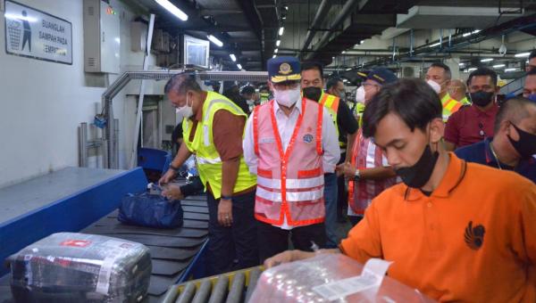 Menteri Perhubungan Budi Karya Sumadi saat meninjau Terminal 2 Bandara Soetta, Tangerang, Banten, Minggu (8/5).