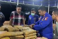 Personel Ditpolair Baharkam Mabes Polri menggagalkan pengiriman 49 kg ganja kering lewat jalur laut di perarairan Belawan, Kamis (12/05/22)