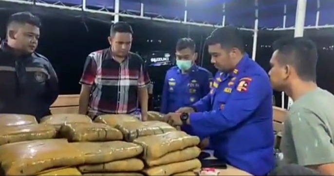 Personel Ditpolair Baharkam Mabes Polri menggagalkan pengiriman 49 kg ganja kering lewat jalur laut di perarairan Belawan, Kamis (12/05/22)