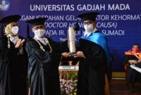 Menteri Perhubungan Budi Karya Sumadi menerima penganugerahan gelar Doktor Kehormatan (Honoris Causa) di bidang transportasi, dari Universitas Gadjah Mada (UGM), Senin (23/5)