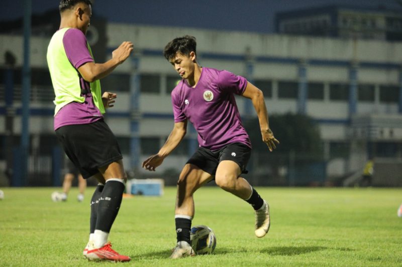 Timnas Indonesia menggelar pemusatan latihan perdana di Kota Bandung, Jumat (27/5). Latihan digelar di Stadion Sidolig, Bandung