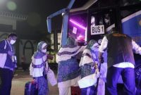 Jemaah kloter pertama Embarkasi Jakarta menaiki bus menuju bandara Soekarno-Hatta