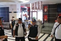 Petugas Sektor 3 Madinah bersiap mengecek pemondokan jemaah haji, Jumat (3/6/2022)