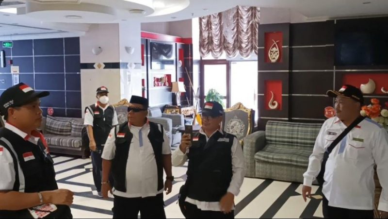 Petugas Sektor 3 Madinah bersiap mengecek pemondokan jemaah haji, Jumat (3/6/2022)
