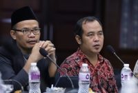 Direktur Urusan Agama Islam dan Pembinaan Syariah Adib (berpeci) menjelaskan rencana Sidang Isbat Awal Zulhijah 1443 H