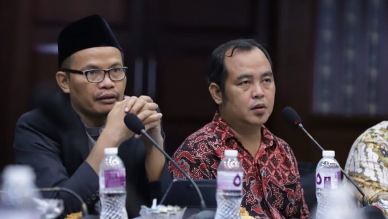 Direktur Urusan Agama Islam dan Pembinaan Syariah Adib (berpeci) menjelaskan rencana Sidang Isbat Awal Zulhijah 1443 H
