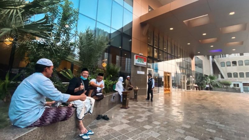 Calon Jemaah Haji Indonesia saat sedang bersantai di depan hotel tempat mereka menginap