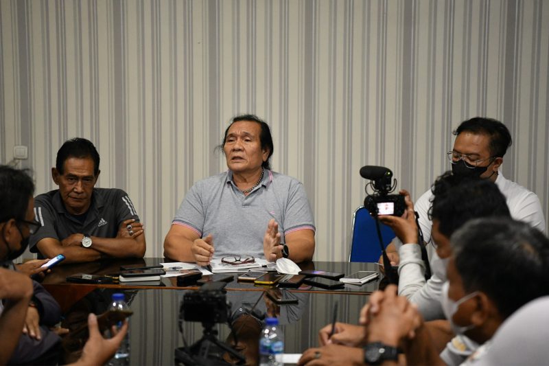 Ketua Umum NPC Indonesia Senny Marbun memberikan keterangan pers didampingi oleh Sekjen INASPOC, Rima Ferdianto dan Kabid Organisasi Heri Isranto