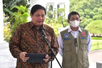 Menko Ekon Airlangga Hartarto dan Kepala BNPB Suharyanto memberikan keterangan pers, di Istana Kepresidenan Bogor 