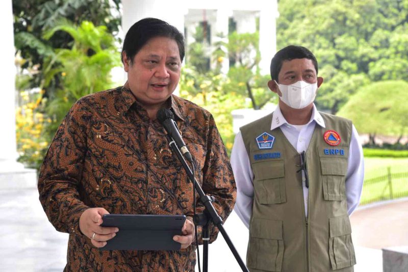 Menko Ekon Airlangga Hartarto dan Kepala BNPB Suharyanto memberikan keterangan pers, di Istana Kepresidenan Bogor 