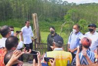 Presiden Jokowi bersama Ketua DPR Puan Maharani serta sejumlah pemred dan pejabat meninjau Kawasan IKN, di Penajam Paser Utara, Kaltim, Rabu (22/06/2022)