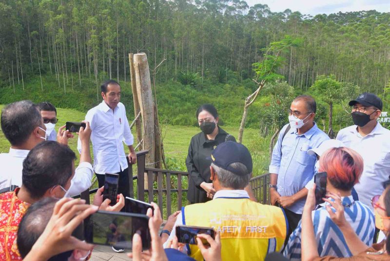 Presiden Jokowi bersama Ketua DPR Puan Maharani serta sejumlah pemred dan pejabat meninjau Kawasan IKN, di Penajam Paser Utara, Kaltim, Rabu (22/06/2022)