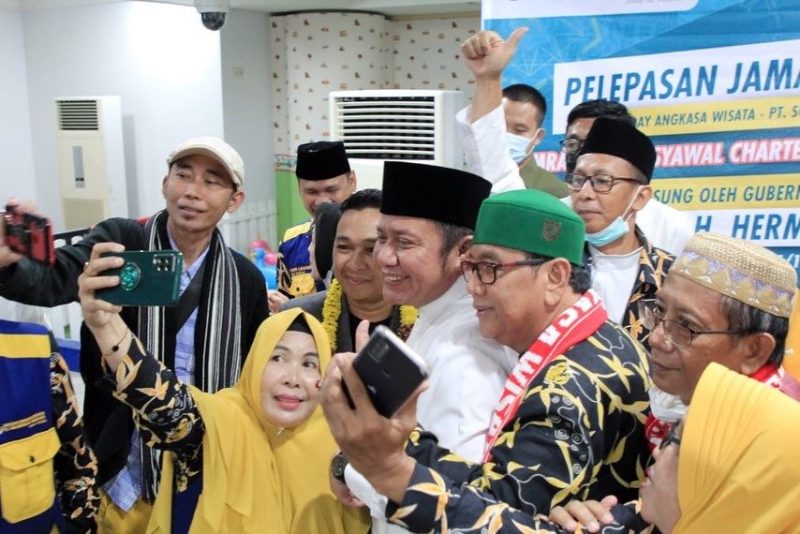 Gubernur Sumsel H Herman Deru melepas keberangkatan sebanyak 435 Jemaah Umrah Akbar dari PT Southerm of Sumatera Holiday Angkasa Wisata (SSHAW), melalui bandara Sultan Mahmud Badaruddin (SMB) 2 Palembang, Kamis (26/5) pagi.