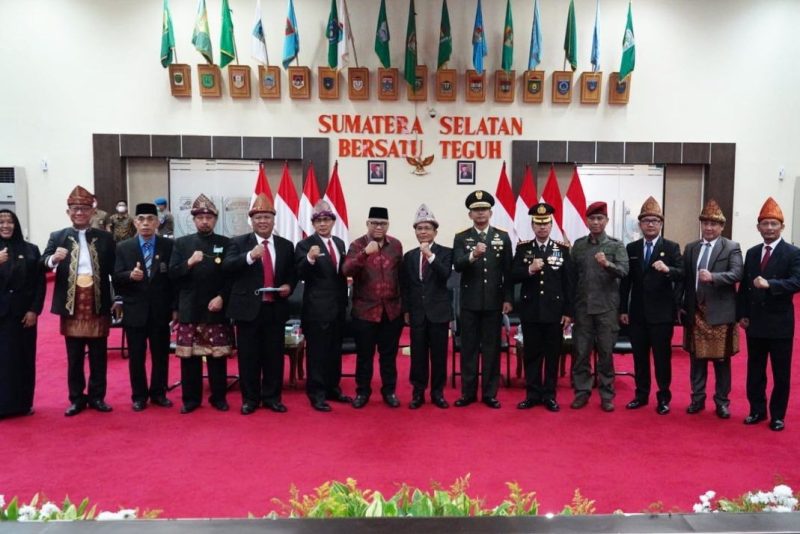 Sekda Sumatera Selatan Ir H SA Supriono mengikuti Upacara Peringatan Hari Pancasila secara virtual bertempat di auditorium Binapraja kantor Gubernur Sumsel, Rabu (1/6).