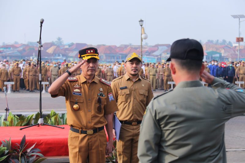 Sekda Kota Palembang Drs Ratu Dewa MSi memimpin apel gabungan di BKB Palembang.