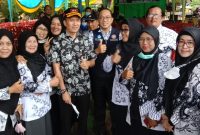 Sekda Kota Palembang sekaligus Penasehat PGRI Sumsel Drs Ratu Dewa MSi didampingi Kadisdik Palembang yang juga Ketua PGRI Sumsel H Ahmad Zulinto SPd MSi saat acara Bakti Sosial PGRI Sumsel, Kamis [09/06/2022] di SMPN 22 Palembang. 
