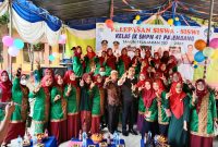 Kadisdik Palembang H Ahmad Zulinto SPd MM bersama Kepala SMPN 41 Palembang beserta para guru dalam acara pelepasan siswa siswi Kelas IX SMPN 41 Palembang, Selasa [14/06/2022].