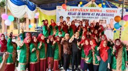 Kadisdik Palembang H Ahmad Zulinto SPd MM bersama Kepala SMPN 41 Palembang beserta para guru dalam acara pelepasan siswa siswi Kelas IX SMPN 41 Palembang, Selasa [14/06/2022].