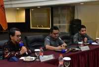 Plt Kapusdatin KPU Andre Putra Himawan (kiri) saat memberikan penjelasan dalam Diskusi Kelompok Terpumpun Manajemen Risiko Pengawasan Tahapan Pendaftaran Parpol Peserta Pemilu dalam Penerapan Sipol