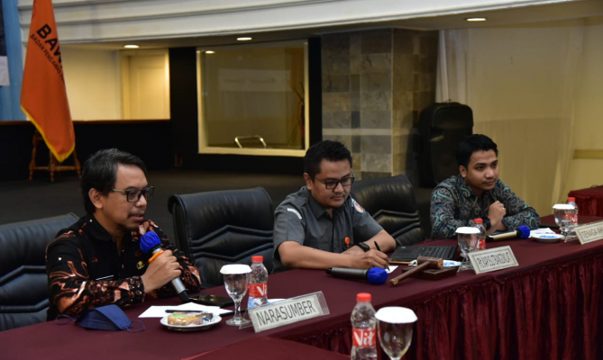 Plt Kapusdatin KPU Andre Putra Himawan (kiri) saat memberikan penjelasan dalam Diskusi Kelompok Terpumpun Manajemen Risiko Pengawasan Tahapan Pendaftaran Parpol Peserta Pemilu dalam Penerapan Sipol