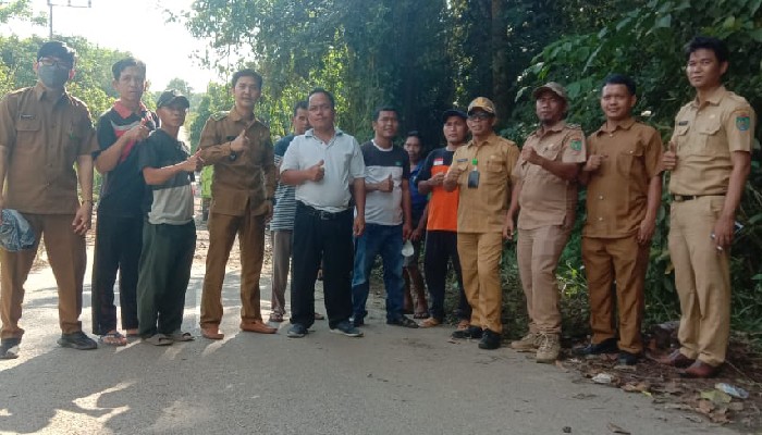 Warga kelurahan Karang Jaya bersihkan sampah yang menumpuk pada jalan Karang Jaya lama.