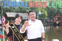 Gubernur Sumatera Selatan H Herman Deru didampingi oleh Duta Literasi Sumsel, Ratu Tenny Leriva meresmikan Pojok Baca Percha Leanpuri bertempat di Destinasi Wisata Danau Shuji, Desa Lembak, Kecamatan Lembak Kabupaten Muara Enim, Sabtu (4/6).