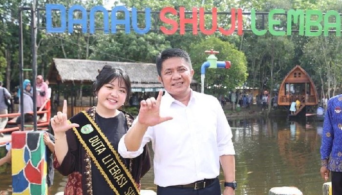 Gubernur Sumatera Selatan H Herman Deru didampingi oleh Duta Literasi Sumsel, Ratu Tenny Leriva meresmikan Pojok Baca Percha Leanpuri bertempat di Destinasi Wisata Danau Shuji, Desa Lembak, Kecamatan Lembak Kabupaten Muara Enim, Sabtu (4/6).