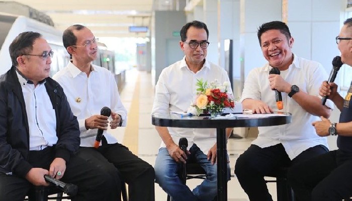 Gubernur Sumsel H Herman Deru bersama Menteri Perhubungan RI Budi Karya Sumadi kembali menggaungkan gerakan kembali ke angkutan umum ditandai dengan menggunakan angkutan Light Rail Transit (LRT) dari stasiun Bandara menuju Stasiun LRT Pasar Cinde kemudian lanjut menggunakan Bus Rapid Transit (BRT) dan Oplet, Sabtu (11/6).