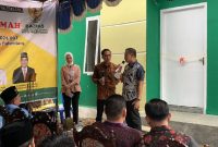 M Nur, Penjual bensin eceran menerima kunci rumah barunya secara langsung dari Sekretaris Daerah Kota Palembang Drs Ratu Dewa MSi.