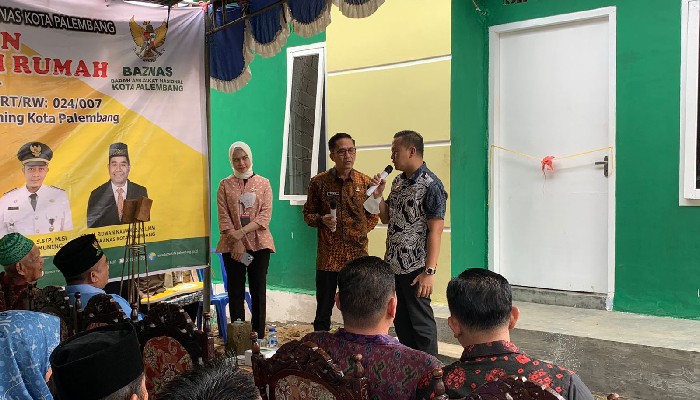 M Nur, Penjual bensin eceran menerima kunci rumah barunya secara langsung dari Sekretaris Daerah Kota Palembang Drs Ratu Dewa MSi.