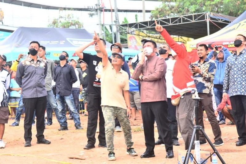 Gubernur Sumsel, H Herman Deru resmi membuka festival merpati kolongan bebas yang digelar Persatuan Merpati Kolongan Nusantara (PMKN) di Lapak Jakabaring Mandiri Palembang, Minggu (26/6)