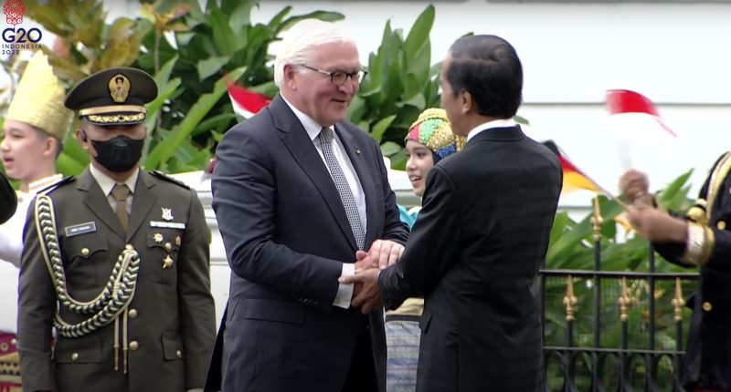 Presiden RI Joko Widodo (Jokowi) menyambut Presiden Republik Federal Jerman Frank-Walter Steinmeier dengan upacara kenegaraan di Istana Kepresidenan Bogor, Jawa Barat, Kamis (16/06/2022)