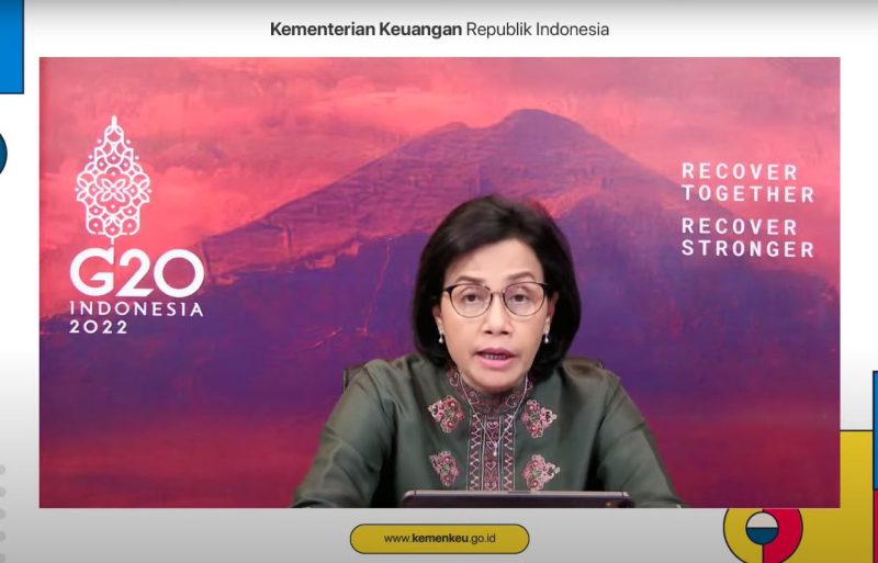 Menkeu Sri Mulyani Indrawati memberikan keterangan pers mengenai pembayaran gaji ke-12 