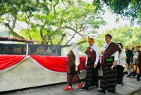 Presiden Jokowi beserta Ibu Iriana mengunjungi Taman Renungan Bung Karno, di Ende, NTT, Rabu (01/02/2022)