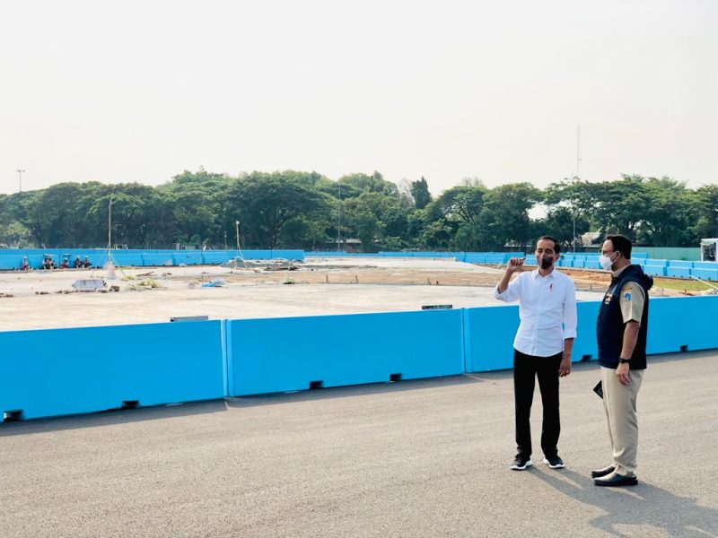 Presiden Jokowi didampingi Gubernur DKI Jakarta Anies Baswedan saat meninjau sirkuit Formula E, Senin (25/94/2022), di Ancol, Jakarta