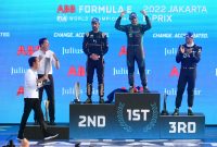 Presiden Jokowi menyerahkan trofi bagi pemenang balap Formula E, di Sirkuit Formula E, Jakarta, Sabtu (04/06/2022)
