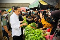 Presiden Jokowi mengunjungi Pasar Baros, Kabupaten Serang, Banten, Jumat (17/06/2022)
