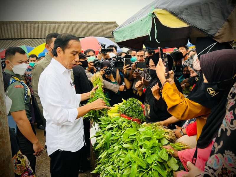 Presiden Jokowi mengunjungi Pasar Baros, Kabupaten Serang, Banten, Jumat (17/06/2022)