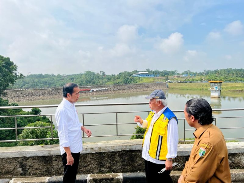 Presiden Jokowi meninjau Bendungan Sindangheula, di Serang, Banten, Jumat (17/062022)