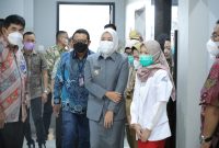 Wawako Palembang, Fitrianti Agustinda saat meninjau kegiatan donor darah di Kantor Cabang BRI Regional kota Palembang