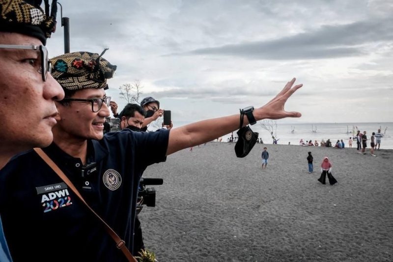 Menparekraf RI, Sandiaga Salahudin Uno saat menikmatiDesa Wisata Taman Loang Baloq di Mataram, Nusa Tenggara Barat